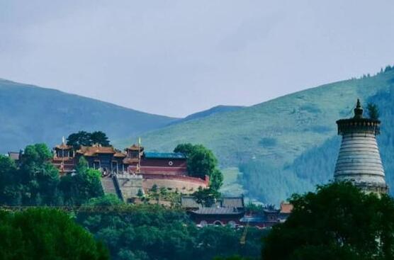 五臺山在哪個省哪個市：屬太行山北端，位于秦嶺，居四大佛教名山之首