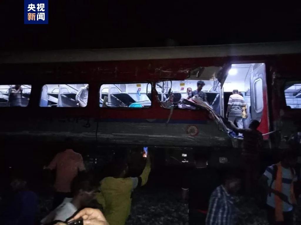 印度三輛火車相撞！已致120人死亡 超800人受傷！莫迪發(fā)文：深感痛心