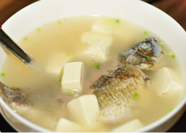 鯽魚豆腐湯怎么做好喝又營養(yǎng)（清燉鯽魚湯怎么燉好喝又營養(yǎng)）